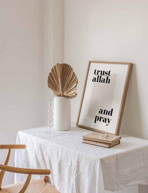 Trust Allah and Pray | Text Poster - Doenvang
